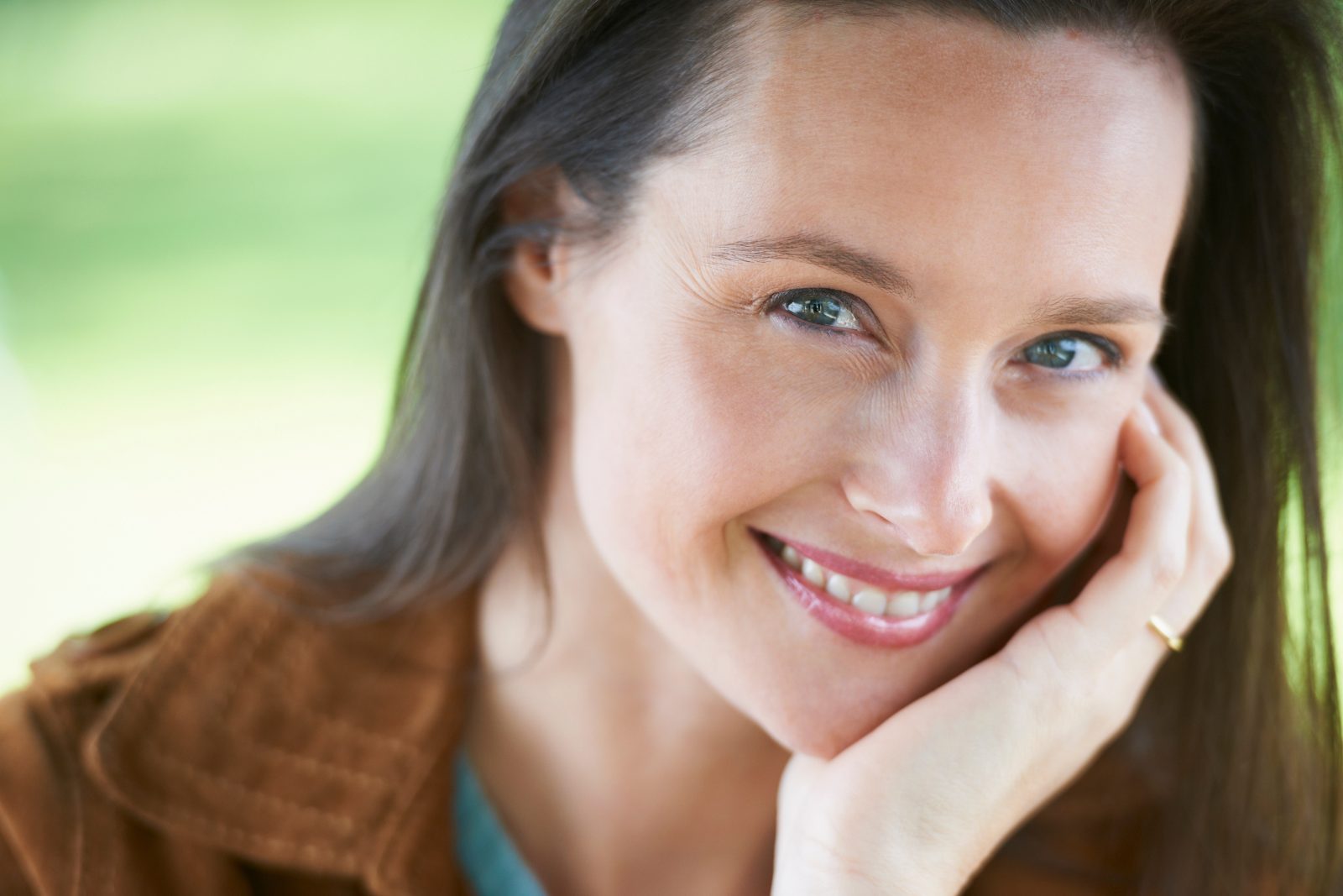 Smiling woman resting her chin on her hand – online psychiatry in Corvallis, OR